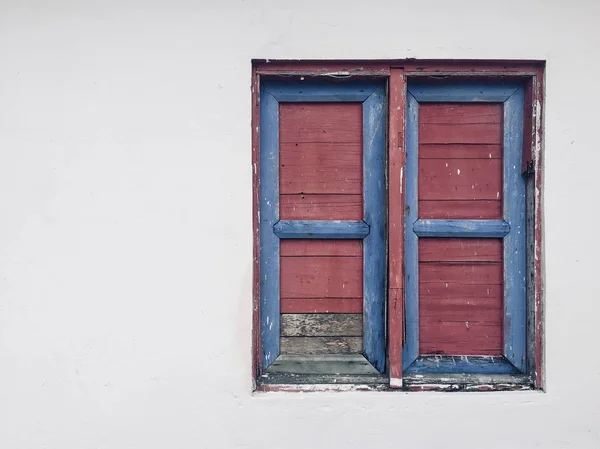 Okno Drewniane Migawki Białym Tle Zewnątrz Budynek Ściana — Zdjęcie stockowe