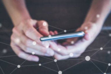 El ele tutuşan cep telefonu makrosu. Akıllı telefonu olan kız, iletişim konsepti.