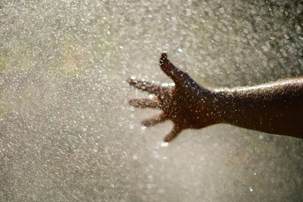 Air Tetes Dan Tangan Memegang Tangan Dalam Percikan Air — Stok Foto