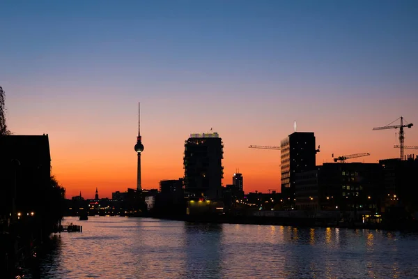 Βερολίνο Ουρανό Ηλιοβασιλέματος Και Πύργος Τηλεόρασης Στο Ποτάμι Ξεφάντωμα — Φωτογραφία Αρχείου