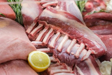 çiğ et ve kaburga closeup kasap dükkanında