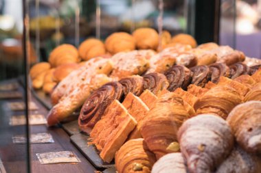 Fırın vitrininde. Karışık taze hamur işi.