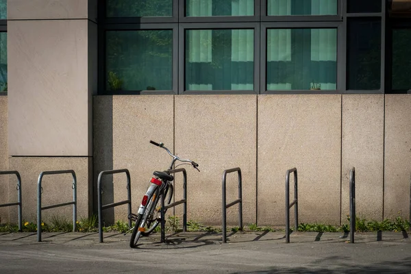 Bicicleta única no suporte de bicicleta na rua bicicleta bloqueada ao ar livre — Fotografia de Stock