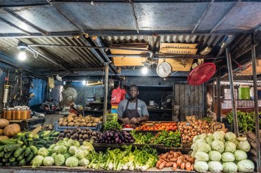 Panama City, Panama - Mart 2018: Panama 'da gıda pazarında sebze ve meyve satan adam