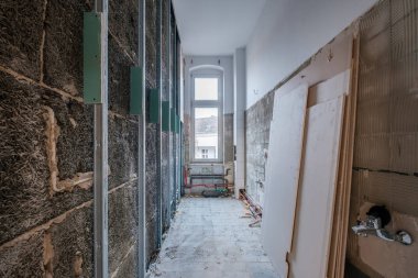 yenilenmeden önce banyo odasındaki alçıpan çerçevesi - ev tadilatı