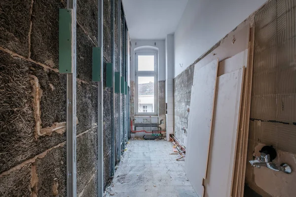 Marco de paneles de yeso en el cuarto de baño antes de la renovación - mejoras para el hogar — Foto de Stock