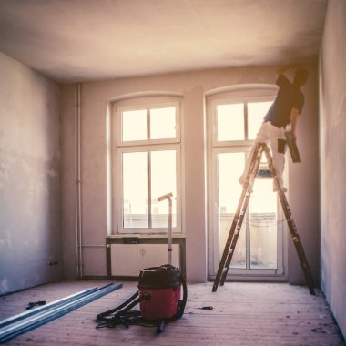 Düz yenileme konsepti, merdiven renovundaki kişinin bulanık görüntüsü