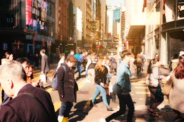 Imagem turva de pessoas irreconhecíveis atravessando a rua em Hong Ko — Fotografia de Stock