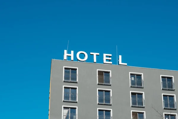 Firma del hotel en el edificio del hotel — Foto de Stock