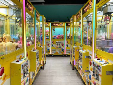 Hong Kong, Kasım 2019: Yumuşak oyuncaklar, pençe otomatındaki hayvanlar, Hong Kong