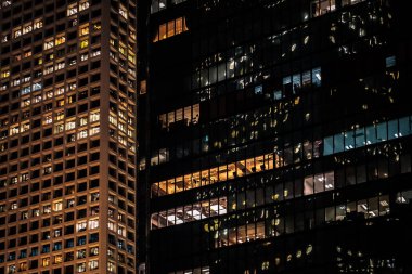 Geceleri modern ofis binaları, şehir manzarası. -