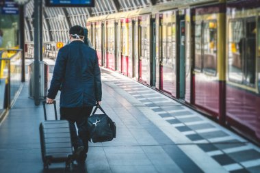 Berlin 'deki ana tren istasyonundan bagajı olan kişi.