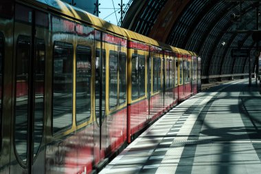 Berlin, Almanya - Nisan 2020: Berlin 'deki Emtpty tren istasyonunda (Hauptbahnf) S-Bahn treni