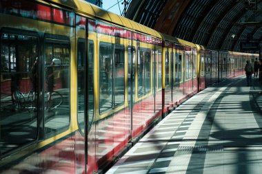 Berlin, Almanya - Nisan 2020: Berlin 'deki ana tren istasyonunda (Hauptbahnf) S-Bahn treni