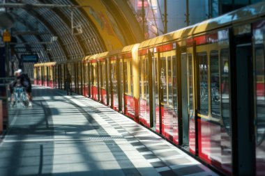 Berlin 'deki ana tren istasyonunda (Hauptbahnf) S-Bahn treni
