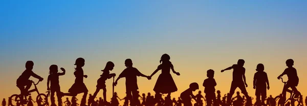 Niños Grupo Niños Jugando Con Fondo Del Cielo Puesta Del — Foto de Stock