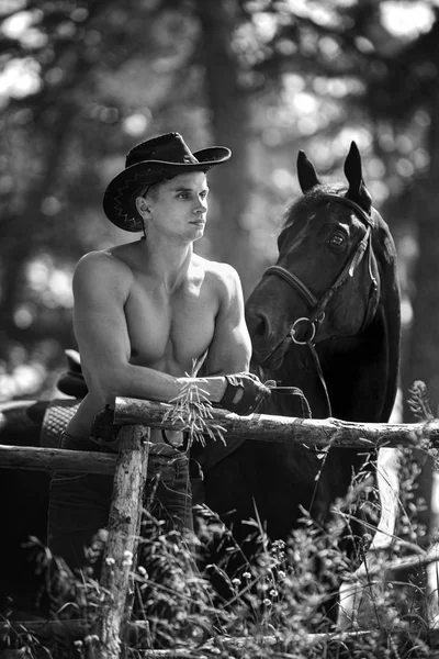 Macho man knappe cowboy en paard. — Stockfoto
