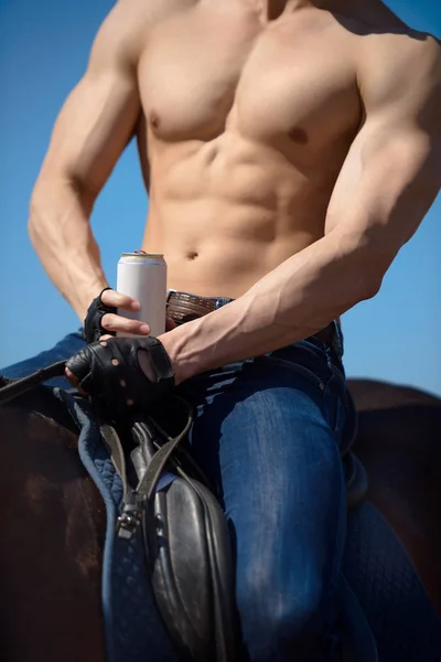 Напиток в руках ковбоя с очень горячим мускулистым толстым телом . — стоковое фото