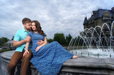 Kalenin yakınındaki yürüyen genç bir sevgi dolu çift. Balayı için düğün gezi