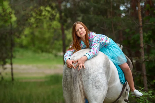 Redhead κορίτσι και άσπρο άλογο στο δάσος — Φωτογραφία Αρχείου