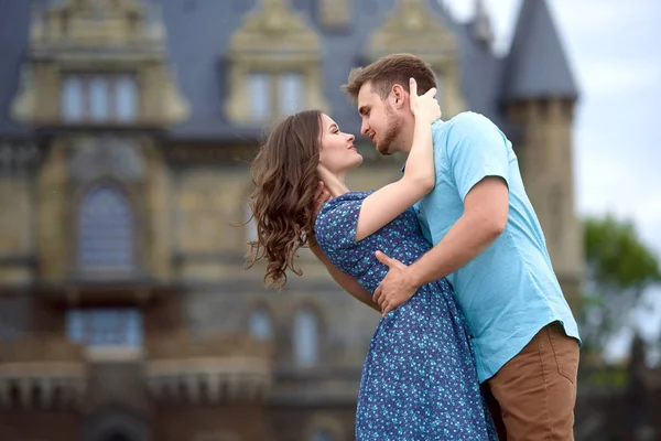 Mladá milující pár chůze nedaleko hradu. Svatební cesta na líbánky — Stock fotografie