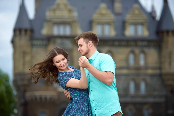 Mladá milující pár chůze nedaleko hradu. Svatební cesta na líbánky — Stock fotografie