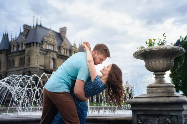 Mladá milující pár chůze nedaleko hradu. Svatební cesta na líbánky — Stock fotografie