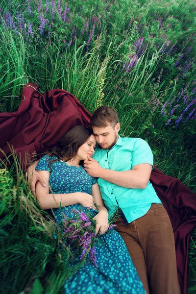 恩爱的夫妻在一起躺在草地上. — 图库照片