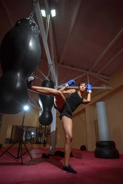 Una Joven Mujer Caucásica Entrena Activamente Gimnasio Hace Ejercicios Boxeo —  Fotos de Stock