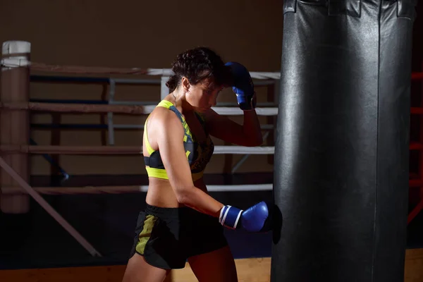 Una Joven Mujer Caucásica Entrena Activamente Gimnasio Hace Ejercicios Boxeo —  Fotos de Stock