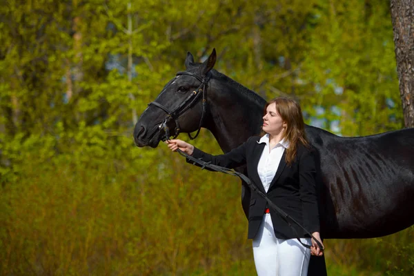 Молодая Девушка Всадник Черной Лошадью Весной Открытом Воздухе Сцены — стоковое фото