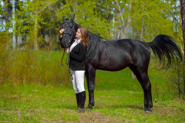 Ung Flicka Ryttare Med Svart Häst Våren Utomhus Scen — Stockfoto