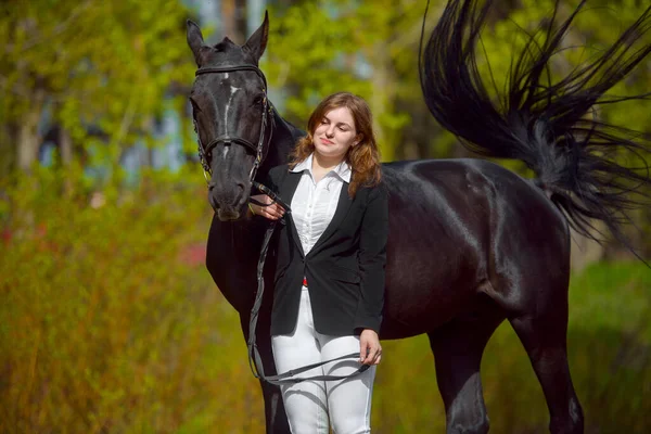 Joven Jinete Con Caballo Negro Escena Primavera Aire Libre — Foto de Stock