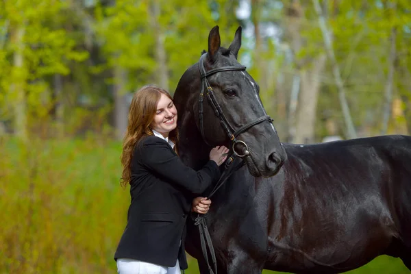 Ung Flicka Ryttare Med Svart Häst Våren Utomhus Scen — Stockfoto