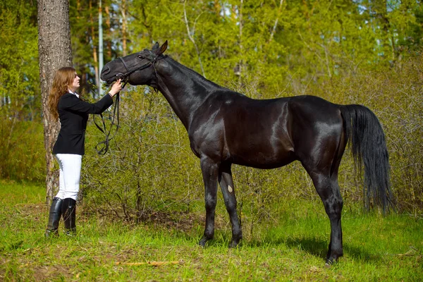 Молодая Девушка Всадник Черной Лошадью Весной Открытом Воздухе Сцены — стоковое фото