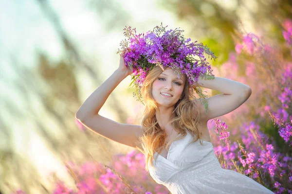 Молодая Красивая Блондинка Цветочным Венком Голове Собирает Розовые Цветы Весеннем — стоковое фото