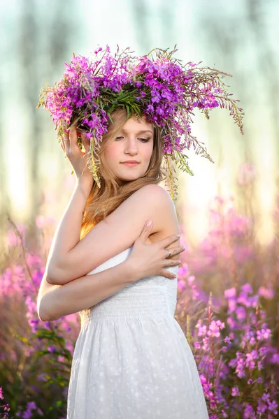 Jong Mooi Blond Meisje Met Een Bloem Krans Haar Hoofd — Stockfoto