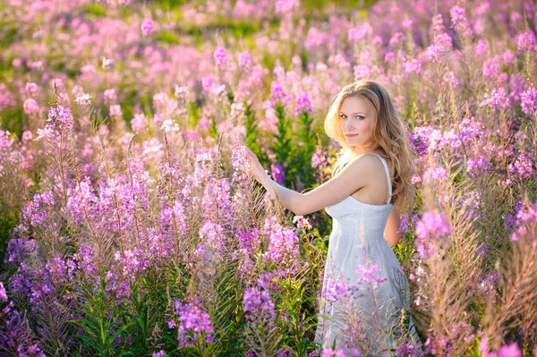 Молодая Красивая Блондинка Собирает Розовые Цветы Весеннем Цветущем Поле Закате — стоковое фото