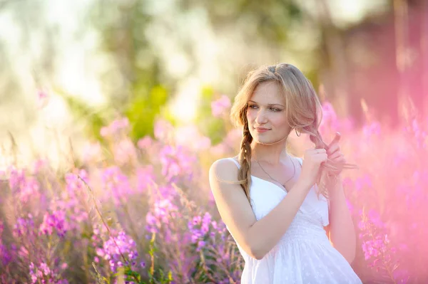 Genç Güzel Kız Örgü Örüyor Bahar Çiçekli Tarlada Yürüyor Doğal — Stok fotoğraf