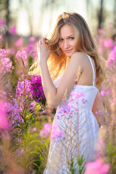 Mladá Krásná Blondýnka Sbírá Růžové Květy Jarním Kvetoucím Poli Při — Stock fotografie