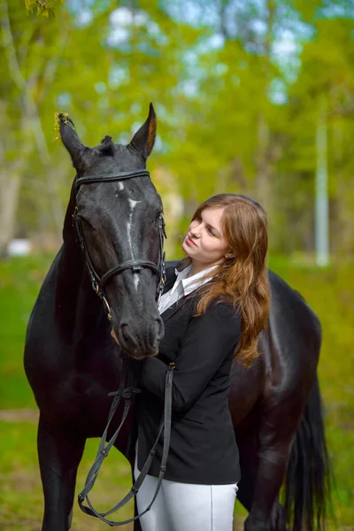 Junge Reiterin Mit Einem Schwarzen Pferd Der Frühlingshaften Outdoor Szene — Stockfoto