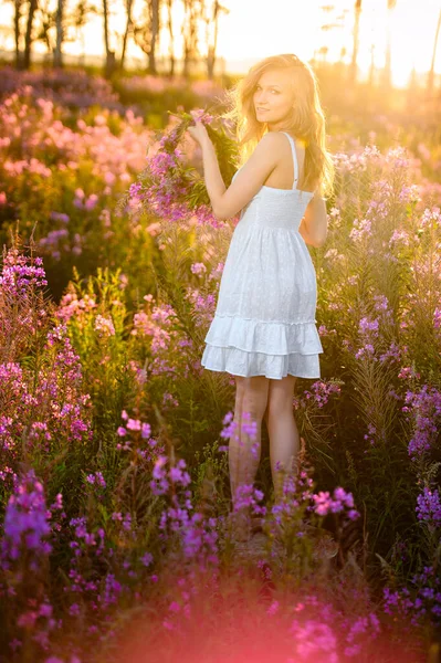 Menina Loira Bonita Nova Com Uma Coroa Flores Reúne Flores — Fotografia de Stock