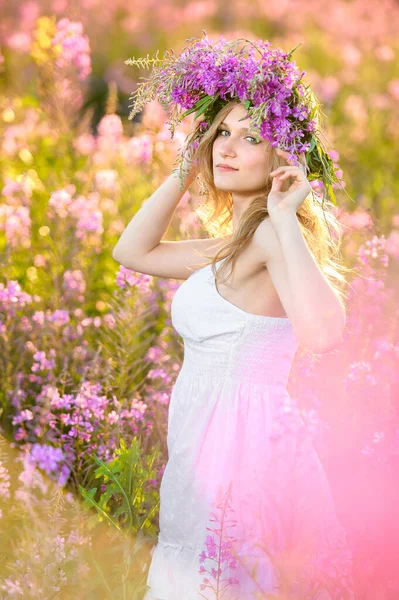 Menina Loira Bonita Nova Com Uma Coroa Flores Cabeça Reúne — Fotografia de Stock