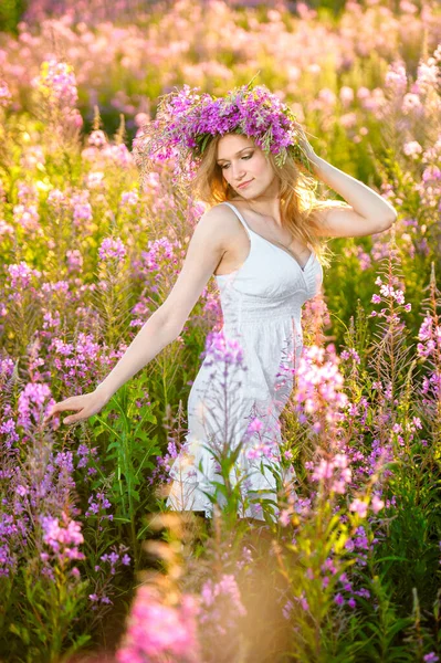 Menina Loira Bonita Nova Com Uma Coroa Flores Cabeça Reúne — Fotografia de Stock