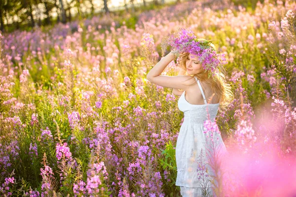 Młoda Piękna Blondynka Kwiatowym Wieńcem Głowie Zbiera Różowe Kwiaty Wiosennym — Zdjęcie stockowe