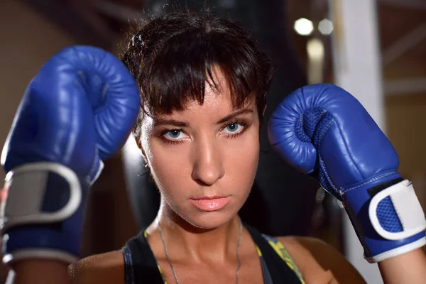 Primer Plano Mujer Con Guantes Boxeo Azul Listo Para Luchar —  Fotos de Stock