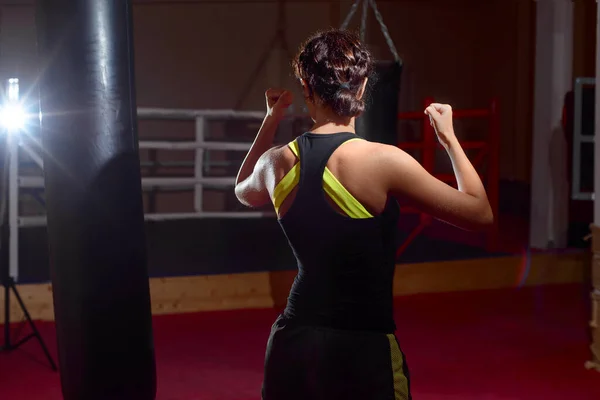 Uma Jovem Caucasiana Treina Ativamente Ginásio Faz Exercícios Boxe Luvas — Fotografia de Stock