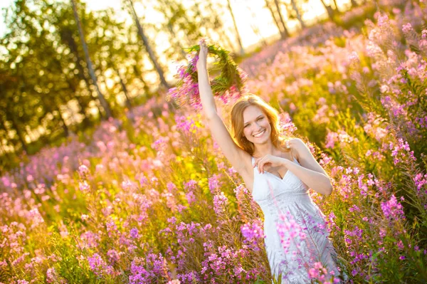 Menina Loira Bonita Nova Com Uma Coroa Flores Reúne Flores — Fotografia de Stock