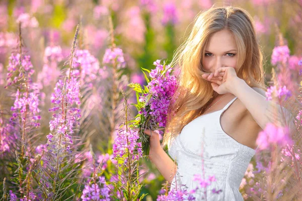 Jong Mooi Blond Meisje Verzamelt Roze Bloemen Het Voorjaar Bloeiende — Stockfoto