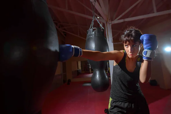 Una Joven Mujer Caucásica Entrena Activamente Gimnasio Hace Ejercicios Boxeo —  Fotos de Stock